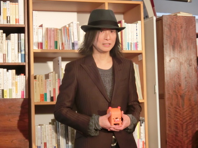 「TOYMAIL」を手にする辻仁成氏