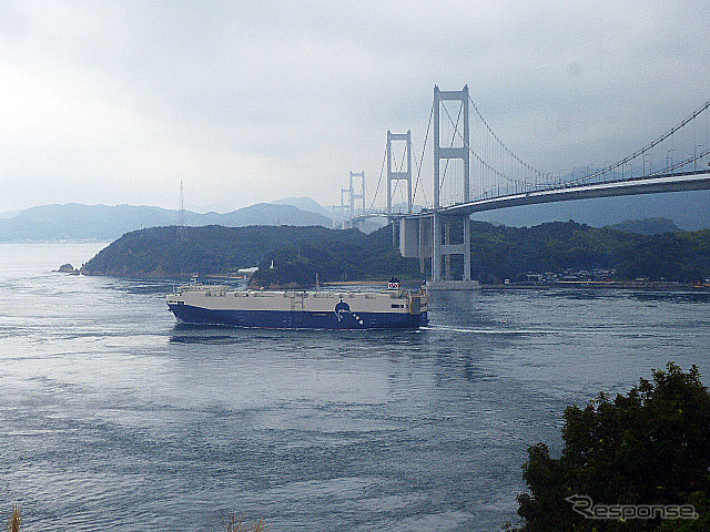 しまなみ海道の来島海峡大橋をレンタサイクルで走る。世界的にも珍しい順中逆西航法で知られる来島海峡を行く船を見下ろしながら