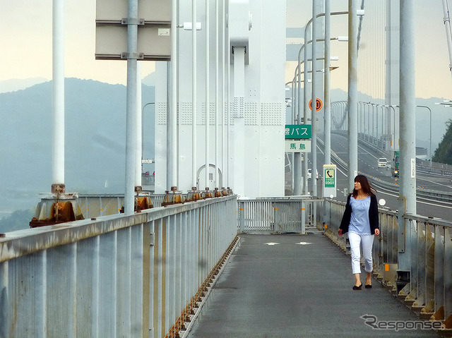 しまなみ海道の来島海峡大橋をレンタサイクルで走る。ひとりで歩く女性の姿も
