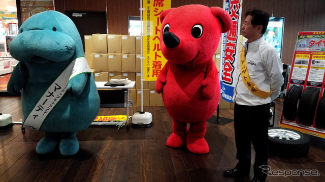 海ほたるPAで9月25日に実施された「タイヤ安全点検」啓発イベントで、ドライバーたちにタイヤ安全点検の重要性を伝えるAPARA会長・森本弘徳氏(オートバックスセブン取締役副社長執行役員)