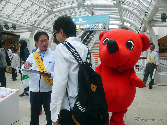 海ほたるPAで9月25日に実施された「タイヤ安全点検」啓発イベントで、ドライバーたちにタイヤ安全点検の重要性を伝えるAPARA会長・森本弘徳氏(オートバックスセブン取締役副社長執行役員)
