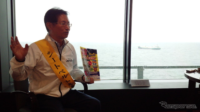海ほたるPAで9月25日に実施された「タイヤ安全点検」啓発イベントで、ドライバーたちにタイヤ安全点検の重要性を伝えるAPARA会長・森本弘徳氏(オートバックスセブン取締役副社長執行役員)