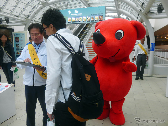 海ほたるPAで9月25日に実施された「タイヤ安全点検」啓発イベントで、ドライバーたちにタイヤ安全点検の重要性を伝えるAPARA会長・森本弘徳氏（オートバックスセブン取締役副社長執行役員）