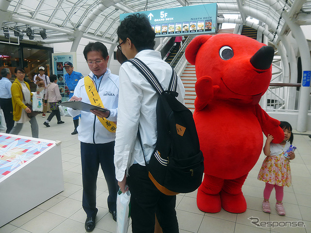 海ほたるPAで9月25日に実施された「タイヤ安全点検」啓発イベントで、ドライバーたちにタイヤ安全点検の重要性を伝えるAPARA会長・森本弘徳氏（オートバックスセブン取締役副社長執行役員）