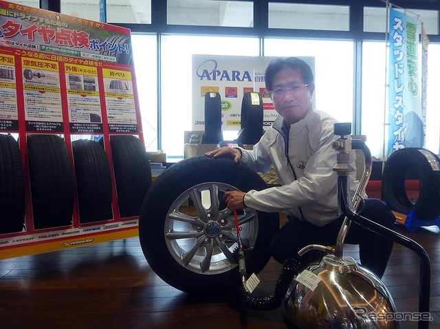 海ほたるPAで9月25日に実施された「タイヤ安全点検」啓発イベントで、ドライバーたちにタイヤ安全点検の重要性を伝えるAPARA会長・森本弘徳氏(オートバックスセブン取締役副社長執行役員)