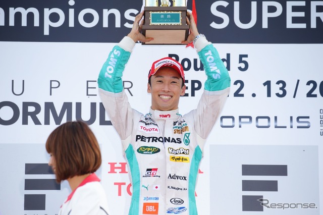 表彰台登壇選手が被るキャップも、来季からは変わることに(今季第5戦優勝の中嶋一貴=TOM'S)。