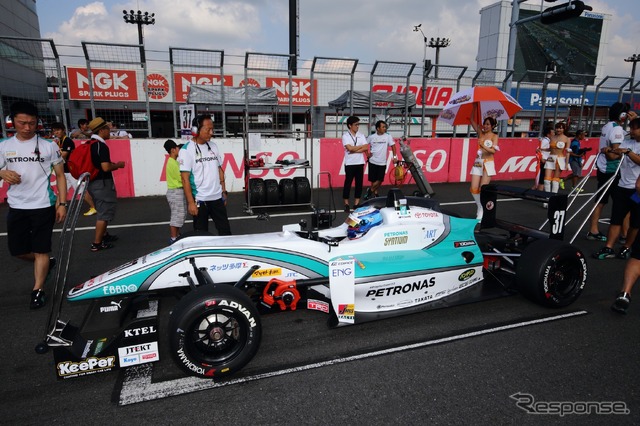 近年の全日本F3選手権はヨコハマタイヤのワンメイクで実施されている(TOM'Sチーム)。