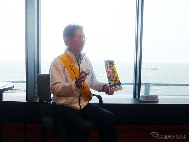 海ほたるPAで9月25日に実施された「タイヤ安全点検」啓発イベントで、ドライバーたちにタイヤ安全点検の重要性を伝えるAPARA会長・森本弘徳氏(オートバックスセブン取締役副社長執行役員)