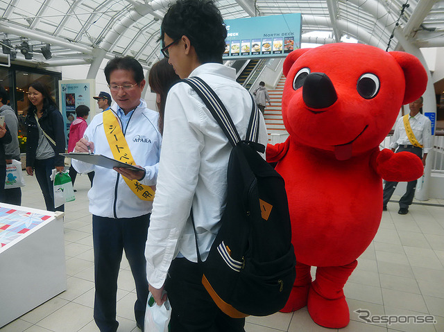 海ほたるPAで9月25日に実施された「タイヤ安全点検」啓発イベントで、ドライバーたちにタイヤ安全点検の重要性を伝えるAPARA会長・森本弘徳氏(オートバックスセブン取締役副社長執行役員)
