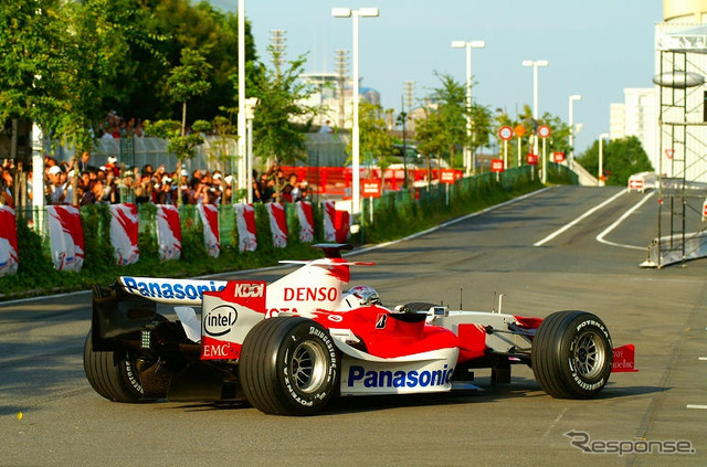 【トヨタF1】デモラン写真蔵…トゥルーリの華麗なドーナツターン