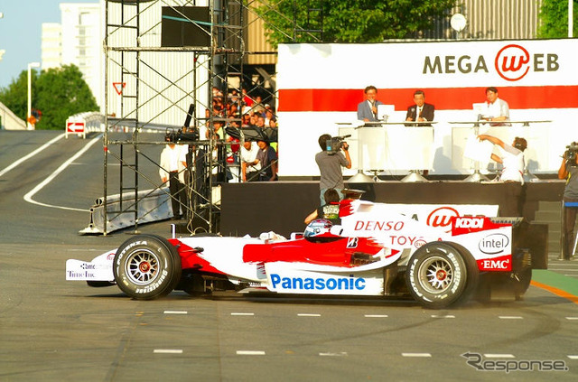 【トヨタF1】デモラン写真蔵…トゥルーリの華麗なドーナツターン