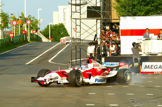 【トヨタF1】デモラン写真蔵…トゥルーリの華麗なドーナツターン