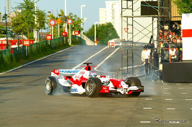 【トヨタF1】デモラン写真蔵…トゥルーリの華麗なドーナツターン
