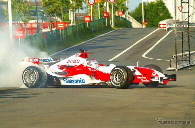 【トヨタF1】デモラン写真蔵…トゥルーリの華麗なドーナツターン