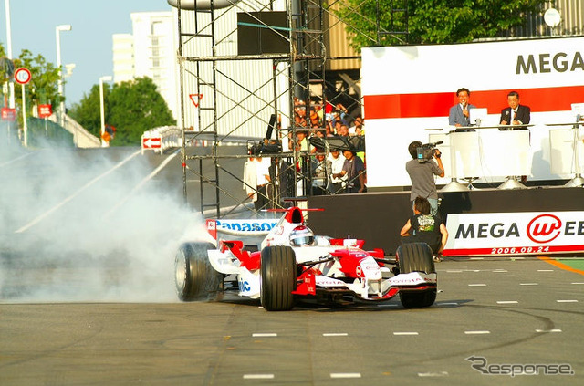 【トヨタF1】デモラン写真蔵…トゥルーリの華麗なドーナツターン
