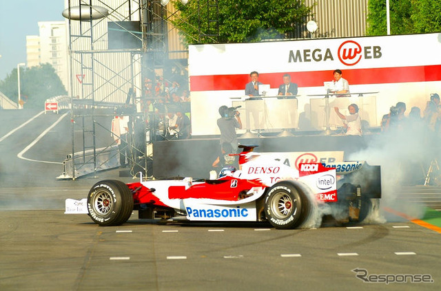 【トヨタF1】デモラン写真蔵…トゥルーリの華麗なドーナツターン