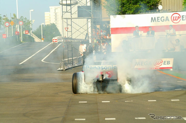 【トヨタF1】デモラン写真蔵…トゥルーリの華麗なドーナツターン
