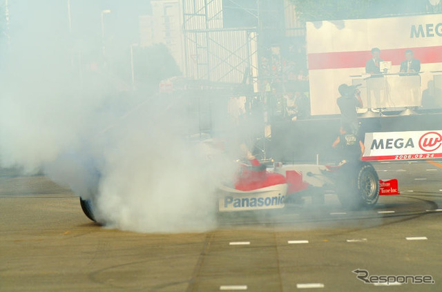 【トヨタF1】デモラン写真蔵…トゥルーリの華麗なドーナツターン