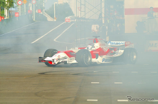 【トヨタF1】デモラン写真蔵…トゥルーリの華麗なドーナツターン