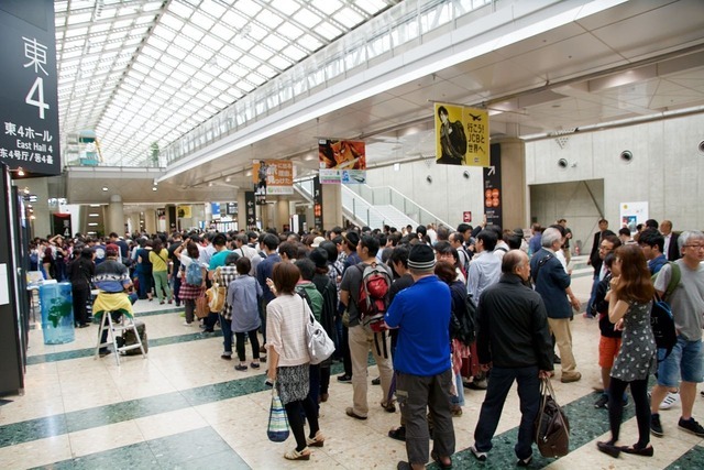 世界最大級の旅イベント「ツーリズムEXPOジャパン2015」の一般公開が26日、東京ビッグサイトでスタート。開幕を前に多くの来場者がゲート前に長蛇の列を作っていた。