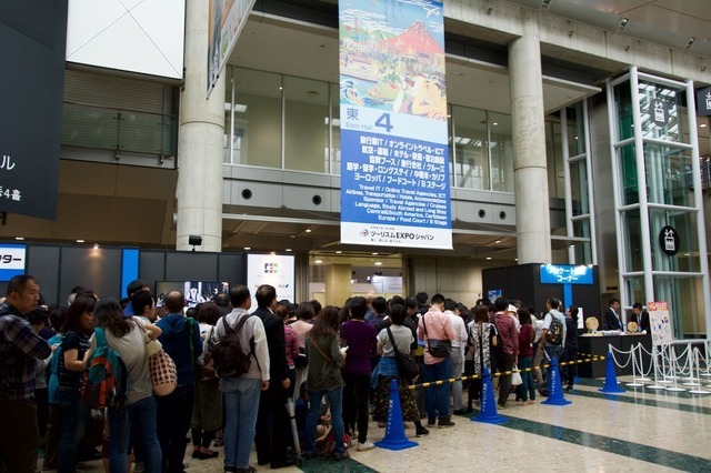世界最大級の旅イベント「ツーリズムEXPOジャパン2015」の一般公開が26日、東京ビッグサイトでスタート。開幕を前に多くの来場者がゲート前に長蛇の列を作っていた。