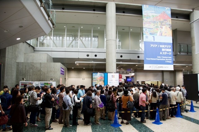 世界最大級の旅イベント「ツーリズムEXPOジャパン2015」の一般公開が26日、東京ビッグサイトでスタート。開幕を前に多くの来場者がゲート前に長蛇の列を作っていた。