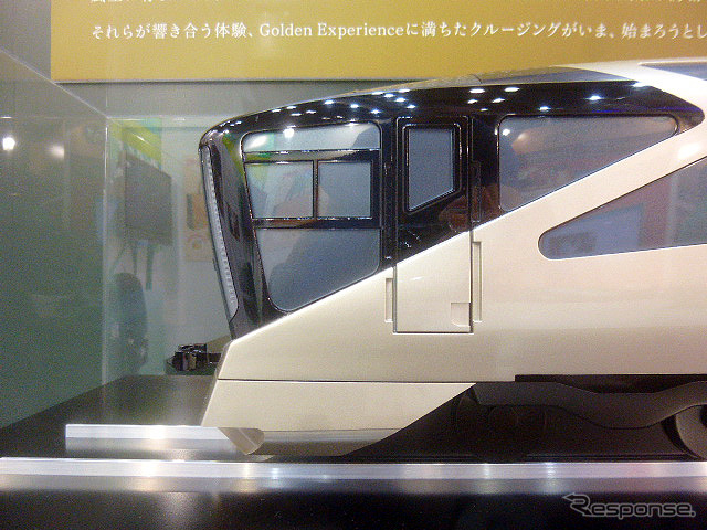 2017年春にデビューする「TRAIN SUITE 四季島」の全長1mを超える模型（ツーリズムEXPOジャパン 東京・有明 9月26・27日）