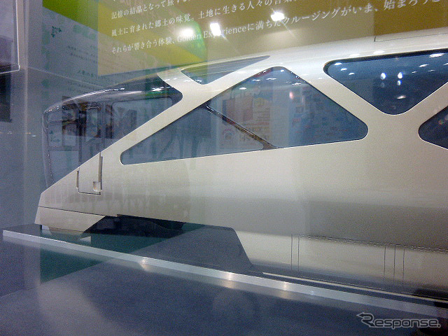 2017年春にデビューする「TRAIN SUITE 四季島」の全長1mを超える模型(ツーリズムEXPOジャパン 東京・有明 9月26・27日)