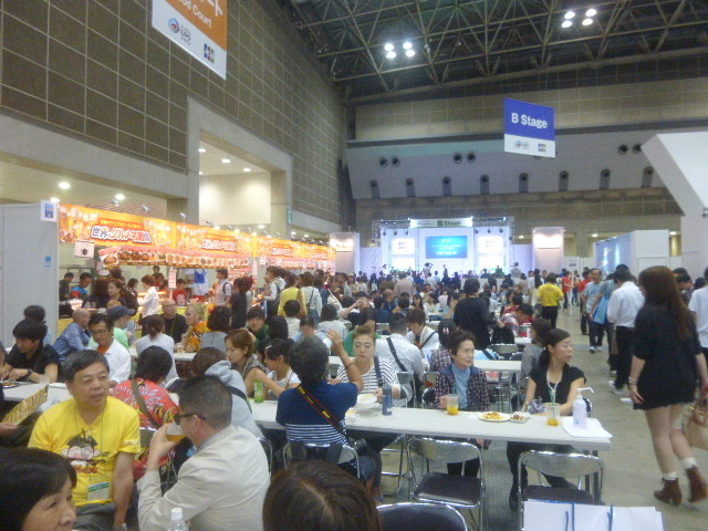 ワールドフードコート「世界のグルメ名酒博」でいっぱいやりながら…ライブ!(ツーリズムEXPOジャパン 東京・有明 9月26・27日)