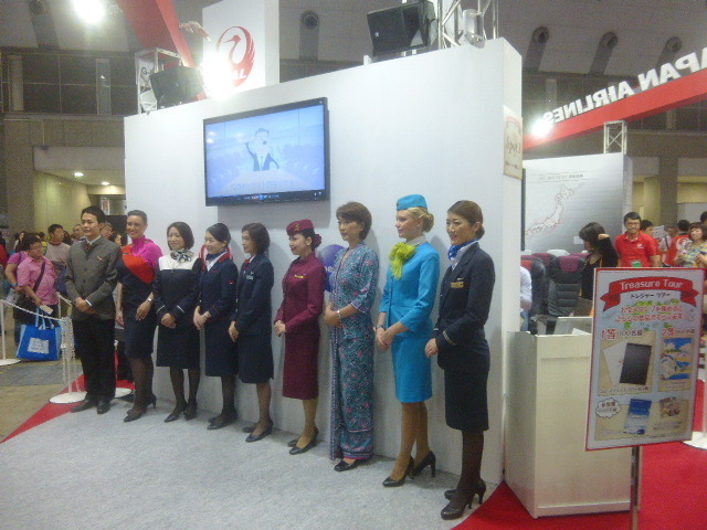 oneworld メンバーの客室乗務員と（ツーリズムEXPOジャパン　東京・有明　9月26・27日）