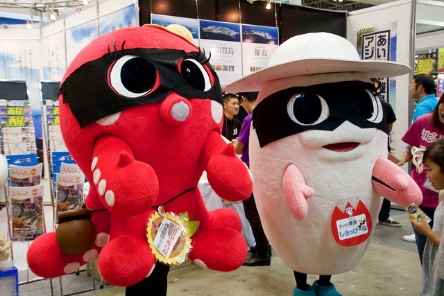 愛知県 篠島で活躍しているシラスの妖精「しらっぴーな」(右)と、愛知県 日間賀島をPRする「たこみちゃん」