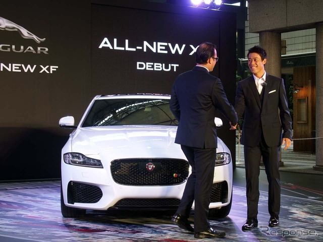 発表会は錦織圭選手とジャガー・ランドローバー・ジャパンの代表取締役社長マグナス・ハンソン氏の握手からスタート