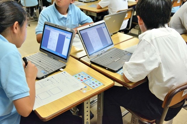 3~4人の班をつくりグループで仮説を立てて検証。他の生徒の答えもタブレットPCから閲覧できる