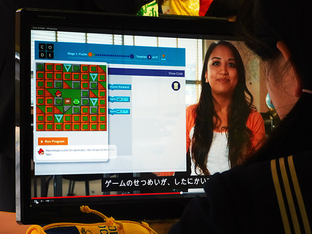 ゲームアプリ「Angry Birds」の説明を聞く生徒