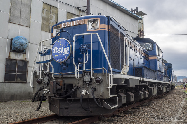 『北斗星』のヘッドマークを付けたDD51 1137も展示。