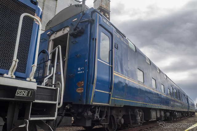 スハネ25 501(手前)とオハネフ25 2(奧)。