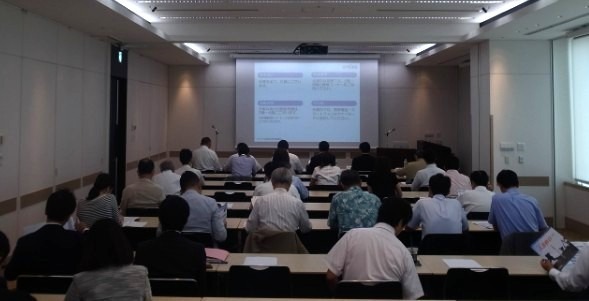 「中小サービス事業者向け次世代経営人材育成事業」として実施されている、「大人の武者修行」のシンポジウム