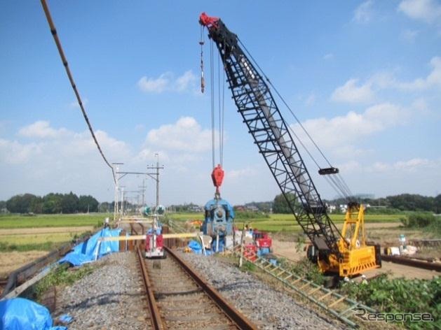 仮設橋台の設置作業が進められている姿川第二避溢橋りょう。10月上旬にも再開の見込みだ。
