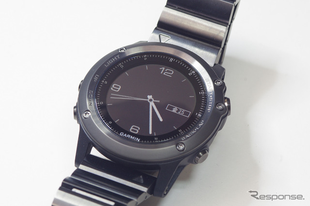 fenix 3J Sapphireのベゼルはダークグレー系の仕上げとなり、重厚な印象。キズがつきにくいサファイアガラスも注目すべきポイントだ。