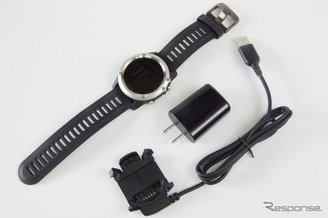 標準モデルでは充電クレードルとUSB充電アダプタのみが付属する。