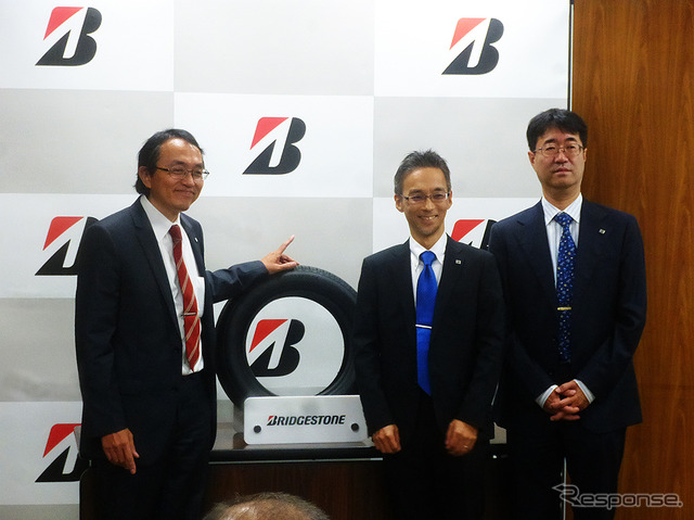 「『グアユール』ゴムを用いたタイヤ技術発表会」に登壇したブリヂストンの執行役員 中央研究所担当・森田浩一氏、中央研究所研究第3部・中山敦氏、環境戦略企画ユニットリーダー・吉田裕人氏