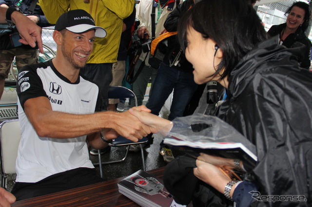 F1日本GP木曜サイン会に出席するバトン