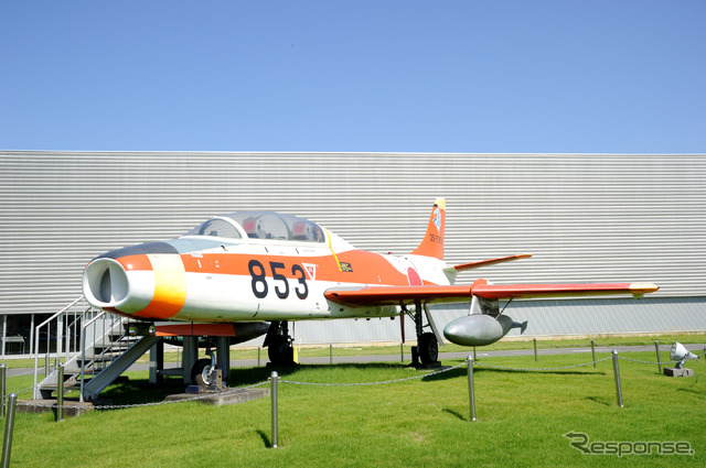 ビジターセンター前にはT-1 JET TRAINERが展示されている