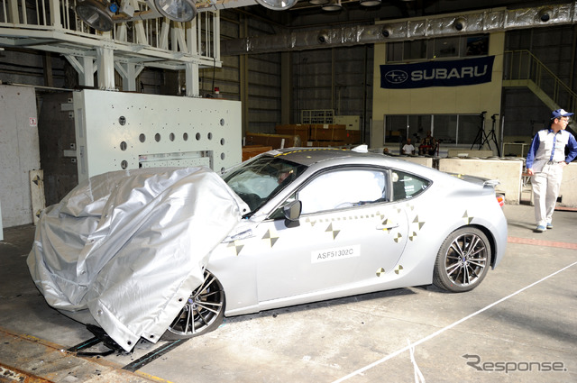 衝突安全テスト後のアメリカ向けBRZ