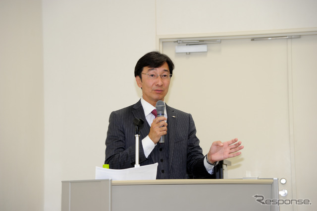 スバル商品企画部・デザイン部部長 石井氏によるプレゼンテーション