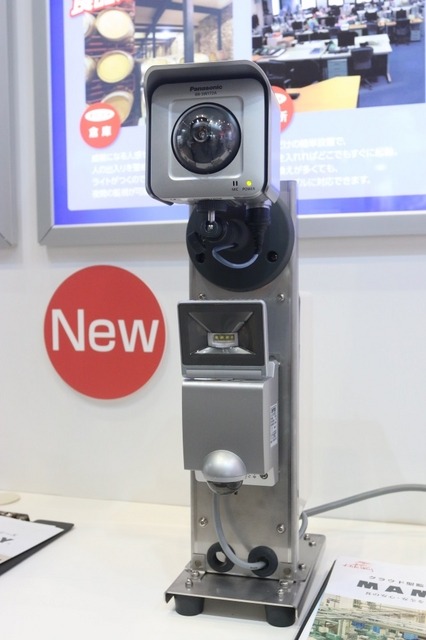 据置型の「MCF-PT21」。通信機能を内蔵しており電源を接続するだけで映像監視環境を構築できるため、監視対象の変更など柔軟な運用が可能(撮影:防犯システム取材班)