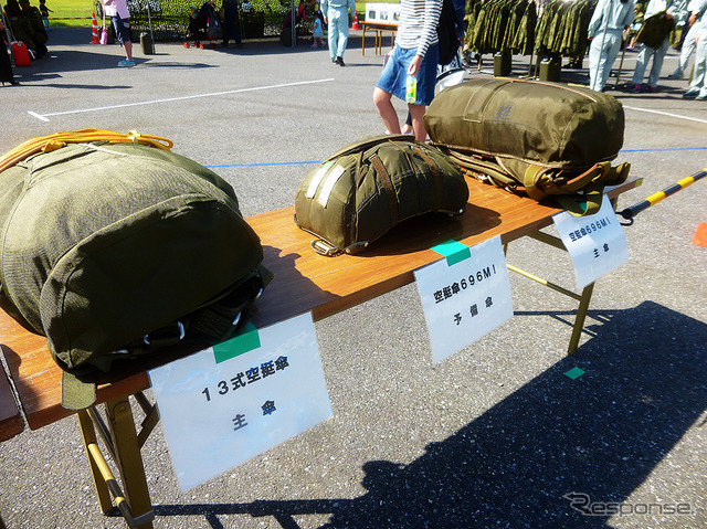 3段階の進化が体感できる防弾チョッキ試着コーナーは親子にも人気(千葉県、松戸駐屯地一般公開イベント、10月3日)