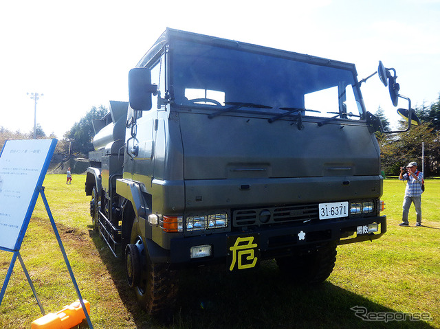 燃料タンク車や水タンク車も展示された(千葉県、松戸駐屯地一般公開イベント、10月3日)