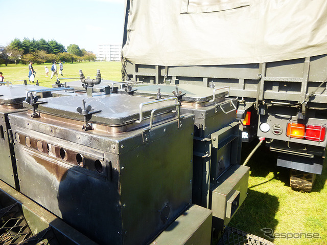 野外での炊飯や汁、焼く・煮る・炒める・揚げるなどの調理を行う野外炊具1号(千葉県、松戸駐屯地一般公開イベント、10月3日)