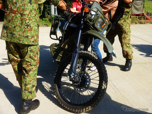 カワサキ製『KLX250』の偵察用2輪に子どもたちが跨る(千葉県、松戸駐屯地一般公開イベント、10月3日)